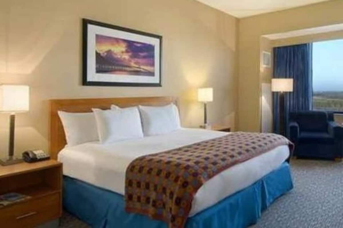 Hypo-allergenic bedding, in-room safe, desk, laptop workspace