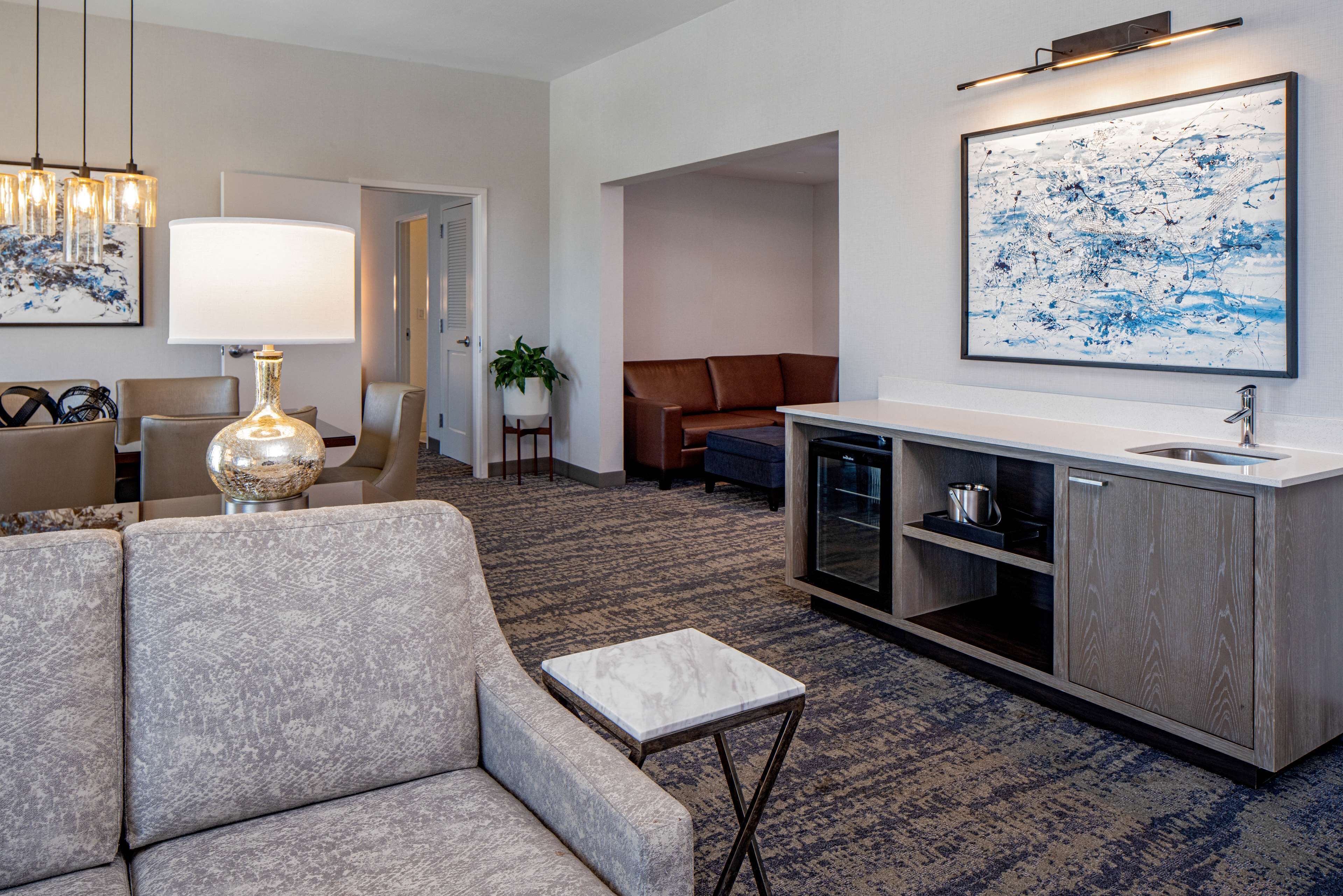 Suite presidencial, 1 cama King size | Área de sala de estar | Televisión de pantalla plana y películas con cargo 