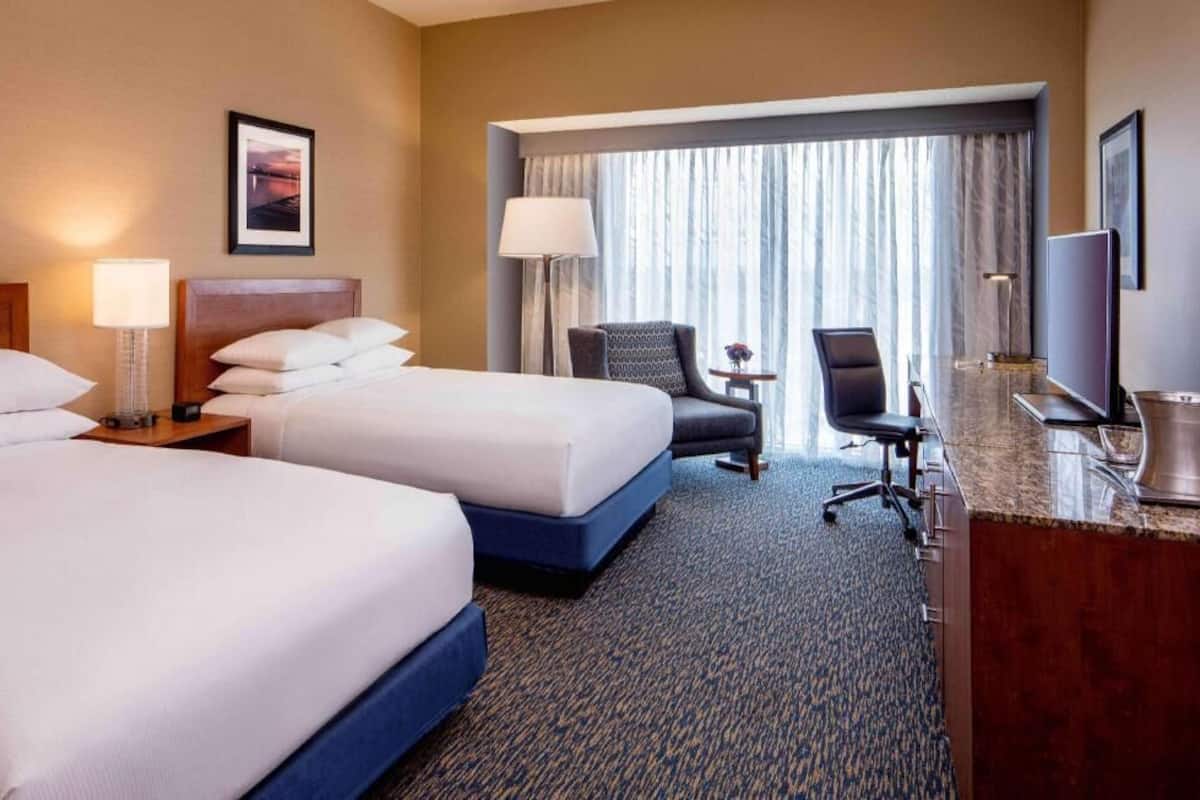 Hypo-allergenic bedding, in-room safe, desk, laptop workspace