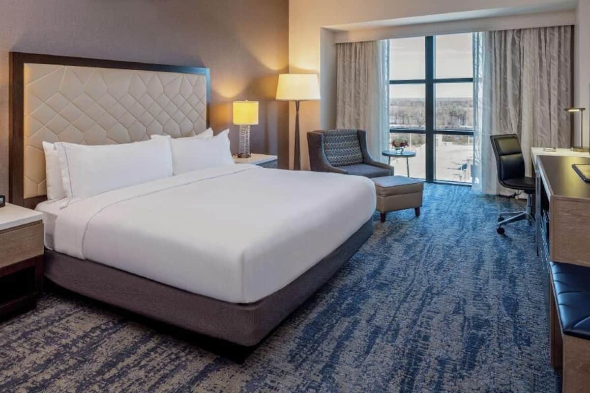 Hypo-allergenic bedding, in-room safe, desk, laptop workspace