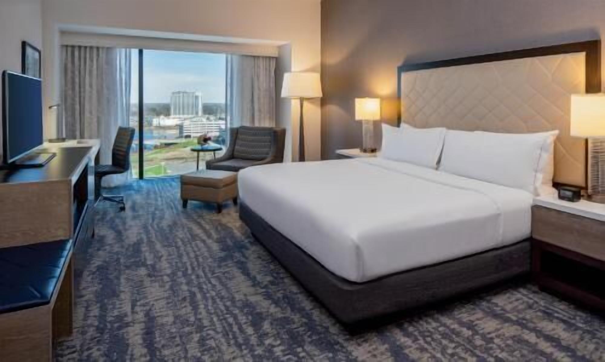 Hypo-allergenic bedding, in-room safe, desk, laptop workspace