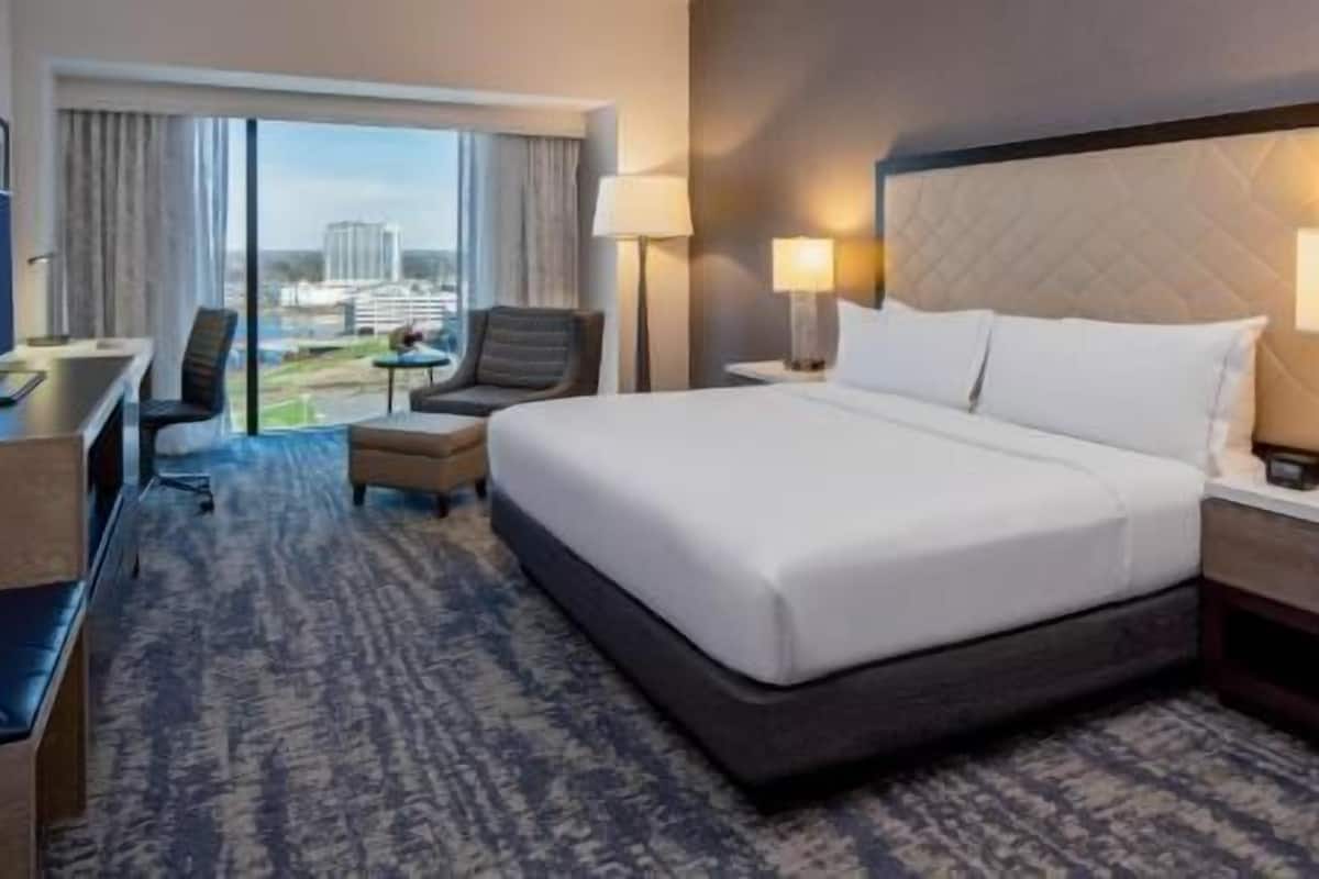 Hypo-allergenic bedding, in-room safe, desk, laptop workspace