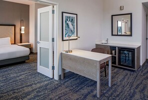 Hypo-allergenic bedding, in-room safe, desk, laptop workspace - Hilton Shreveport (Shreveport)