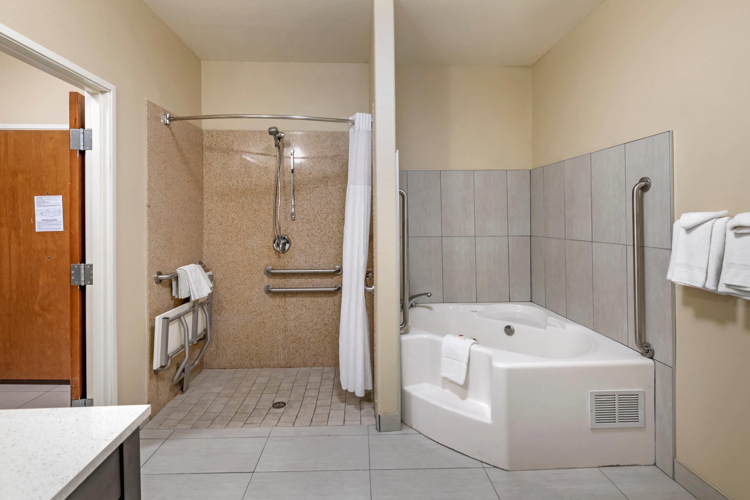 Une salle de bain moderne équipée d’une douche, d’une baignoire et de toilettes.
