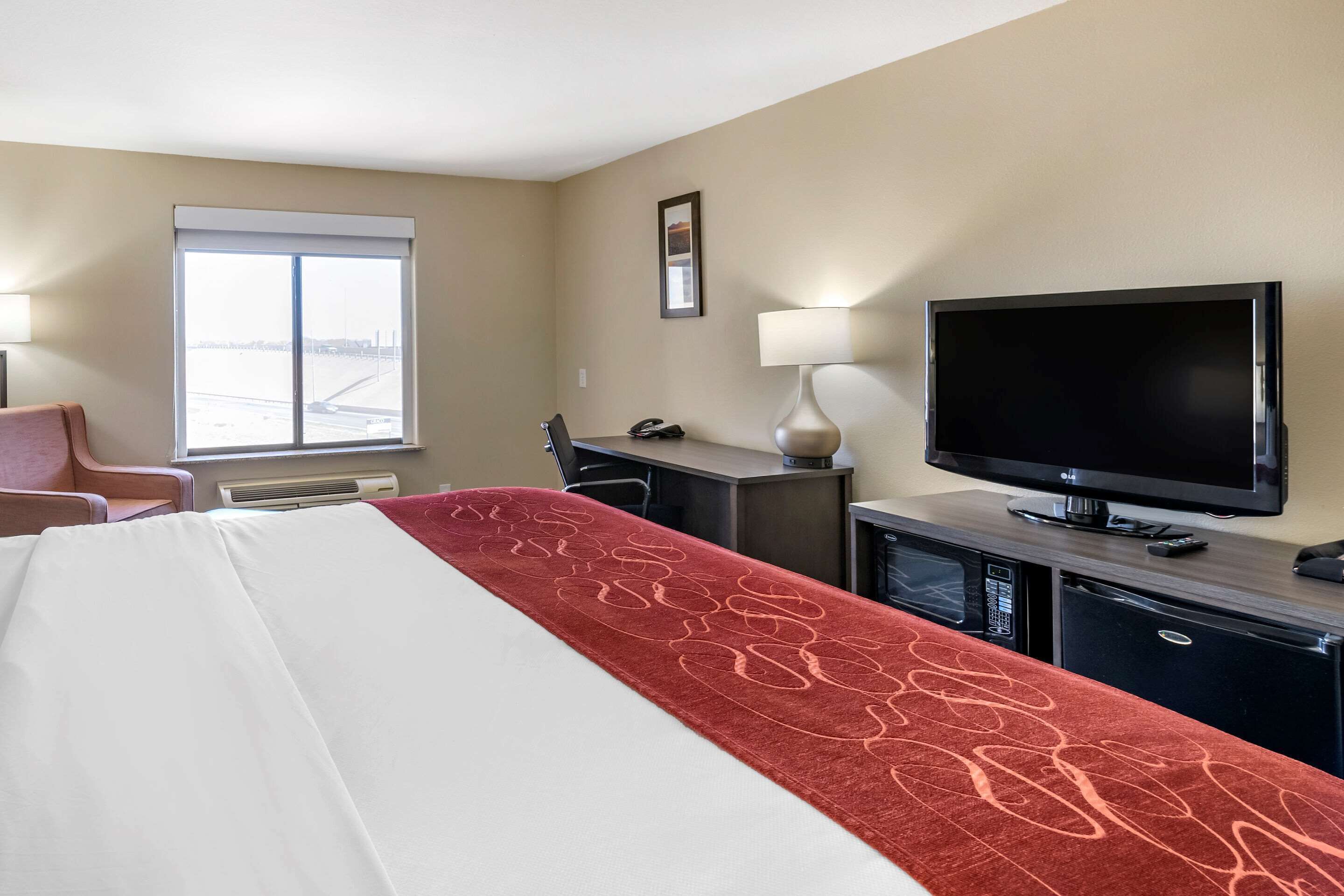 standard room, 1 king bed, non smoking | in-room safe, desk, iron/ironing board, rollaway beds