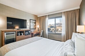 Rom – standard, 1 kingsize-seng | Allergitestet sengetøy, senger med overmadrass og blendingsgardiner