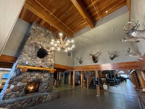 Interior entrance - C'mon Inn Bozeman (Bozeman)