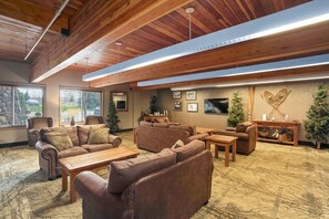 Lobby sitting area - C'mon Inn Bozeman (Bozeman)