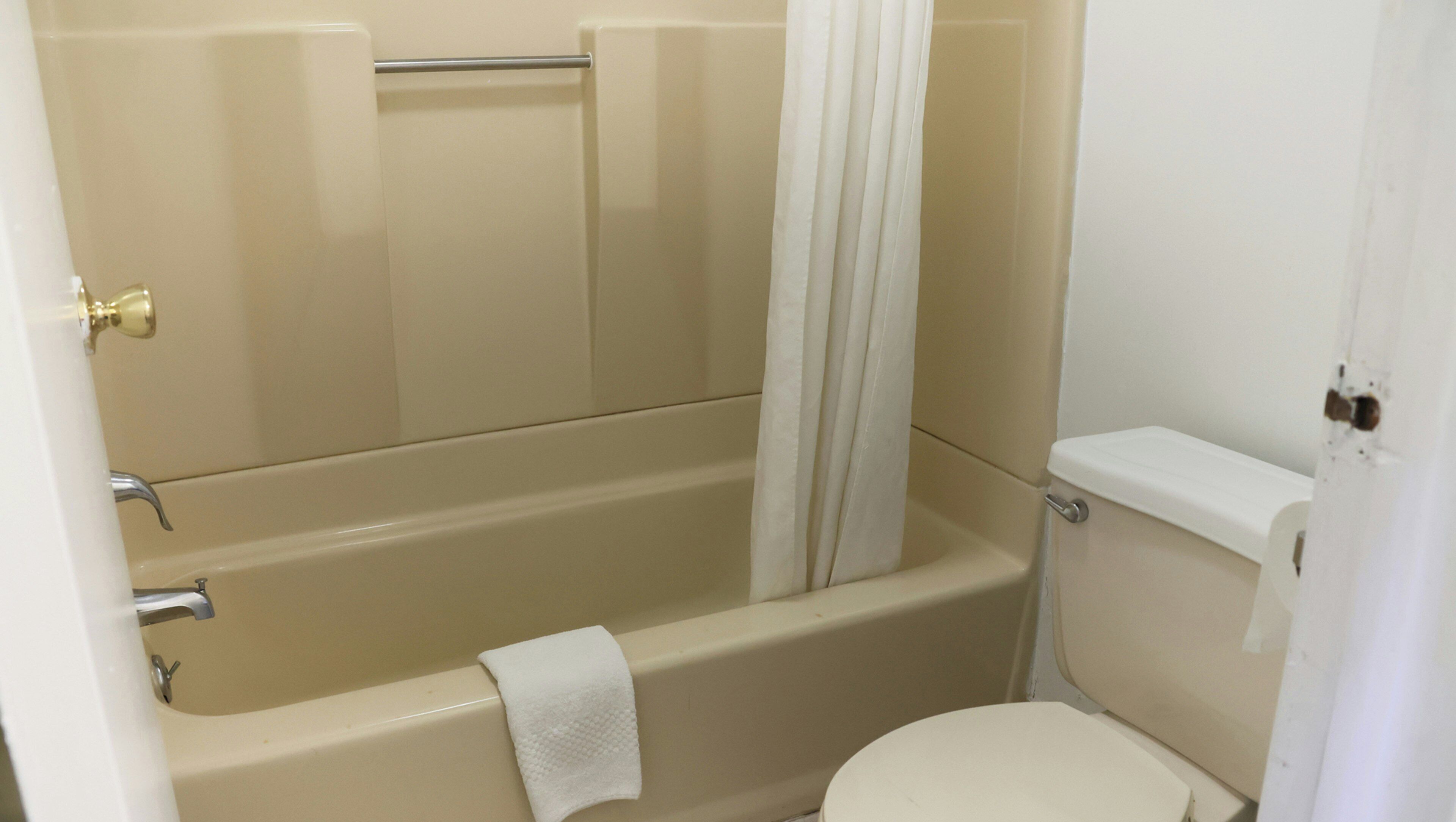 Deep soaking bathtub