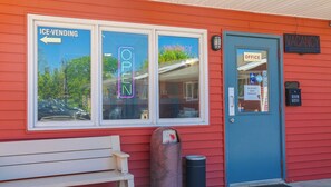 Property entrance - Chippewa Motel (Mount Pleasant)