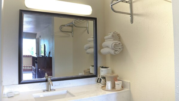 Combined shower/tub, hair dryer, towels - Chippewa Motel (Mount Pleasant)