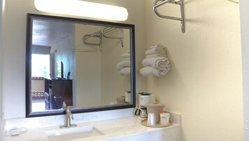 Combined shower/tub, hair dryer, towels