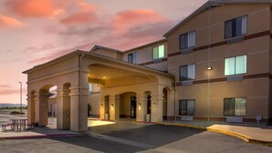 Un hôtel moderne doté d’une entrée couverte, de plusieurs étages et d’un parking.
