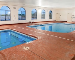 Una piscina techada, sillones reclinables de piscina