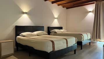 Standard, Two Queen Beds | 1 dormitorio, caja fuerte, escritorio y wifi gratis