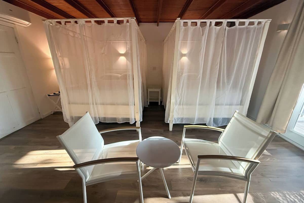 Standard, Two Queen Beds | 1 Schlafzimmer, Zimmersafe, Schreibtisch, WLAN
