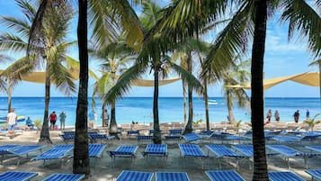 Trên bãi biển, cát trắng, lặn với ống thở, bóng chuyền