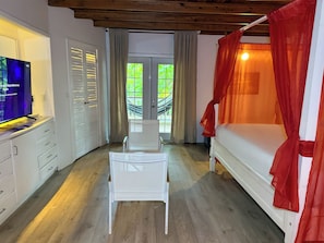 Standard, One King Size Bed | 1 Schlafzimmer, Zimmersafe, Schreibtisch, WLAN
