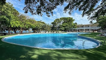 Piscine extérieure, parasols de plage, chaises longues