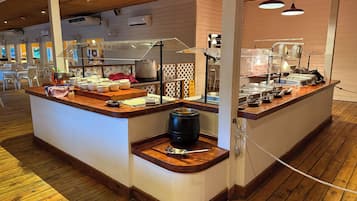 2 restaurantes; se sirven desayunos, almuerzos y cocina mediterránea