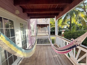 Standard, Two Queen Beds | Utsikt mot gårdsplass