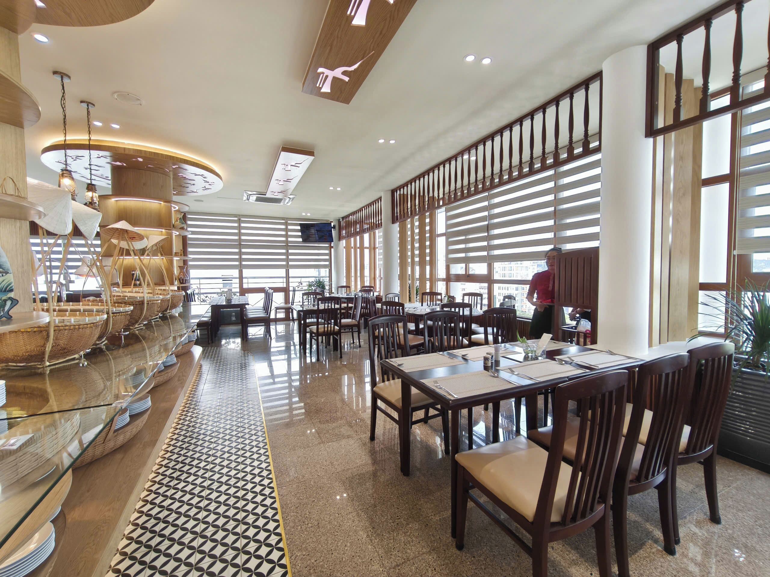 Breakfast and lunch served