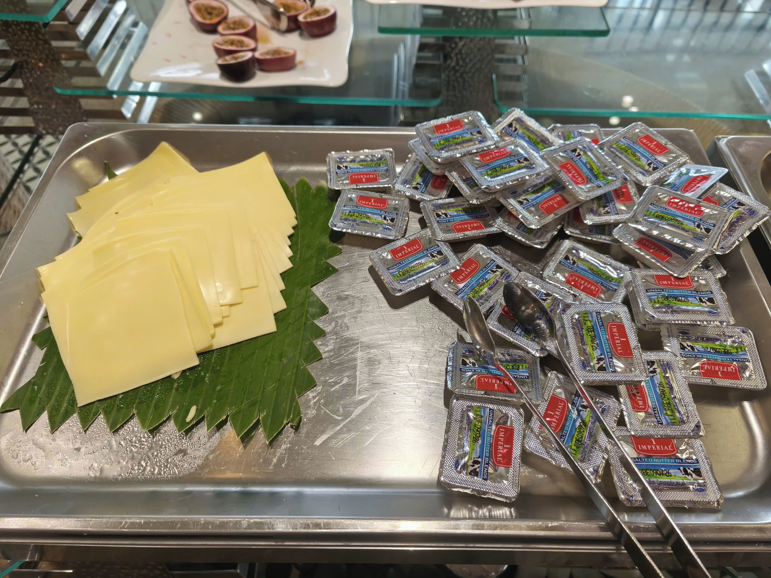 Ein Tablett mit geschnittenem Käse und Butter.