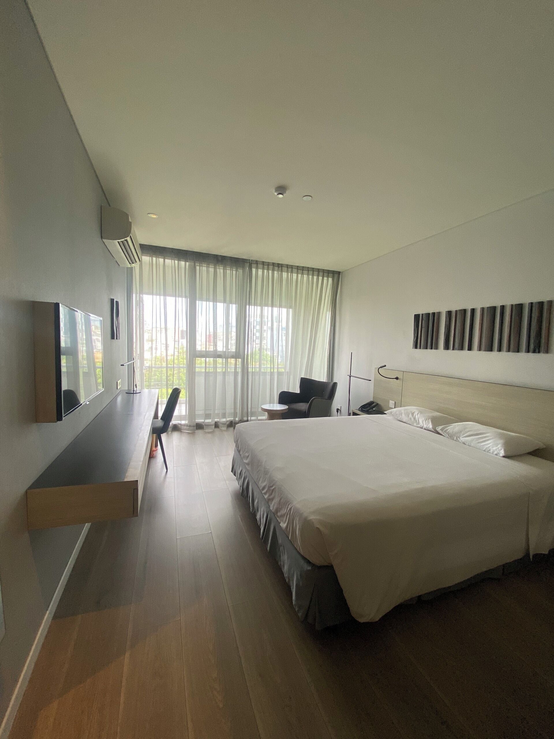 Executive Deluxe Double or Twin Room | Minibar, in-room safe, desk, blackout curtains