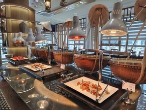 Un espace buffet proposant une variété de plats, des paniers et un éclairage moderne.