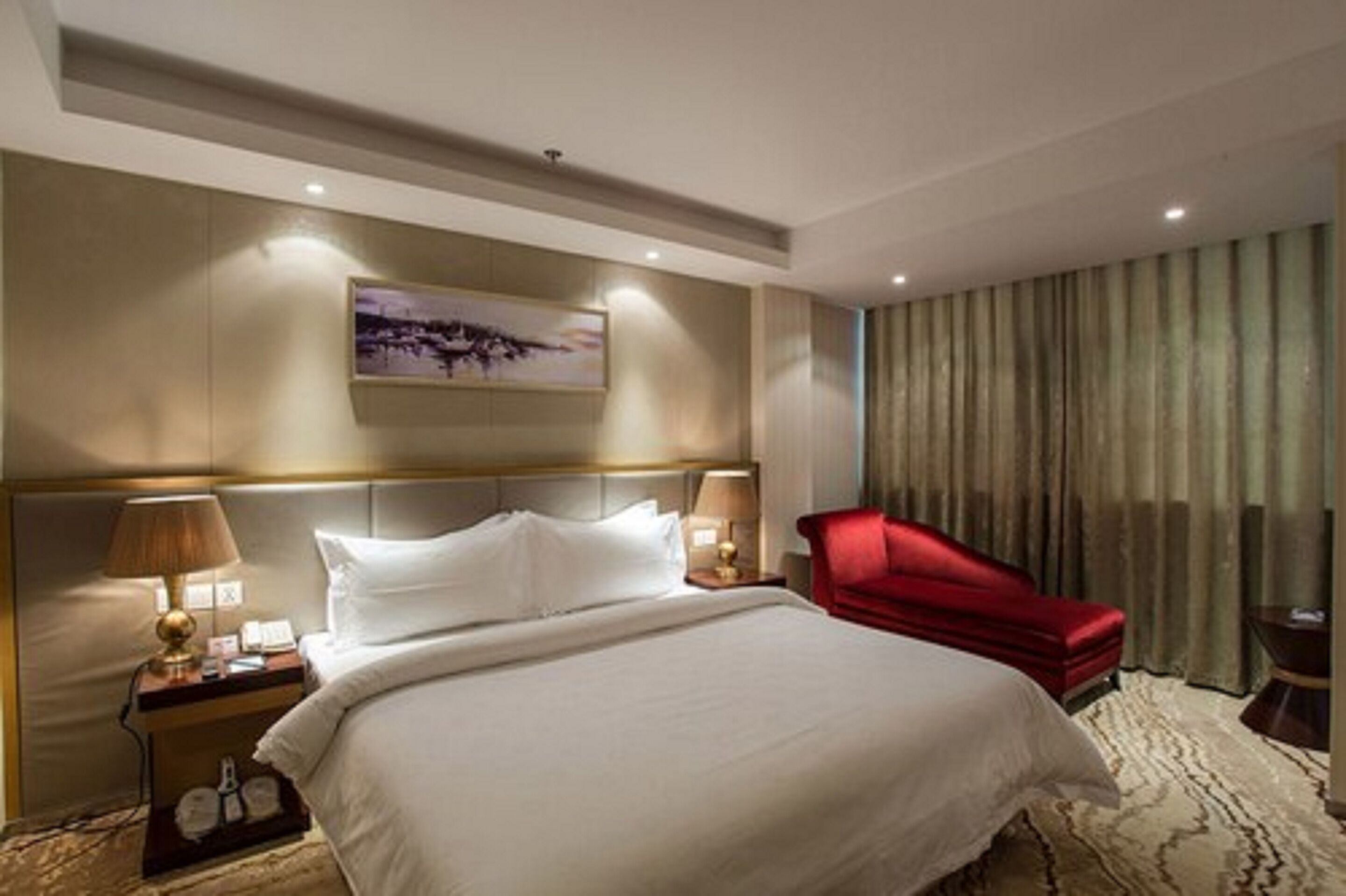 Grander Very Sassy Double Room  | 1 bedroom, in-room safe, desk, iron/ironing board