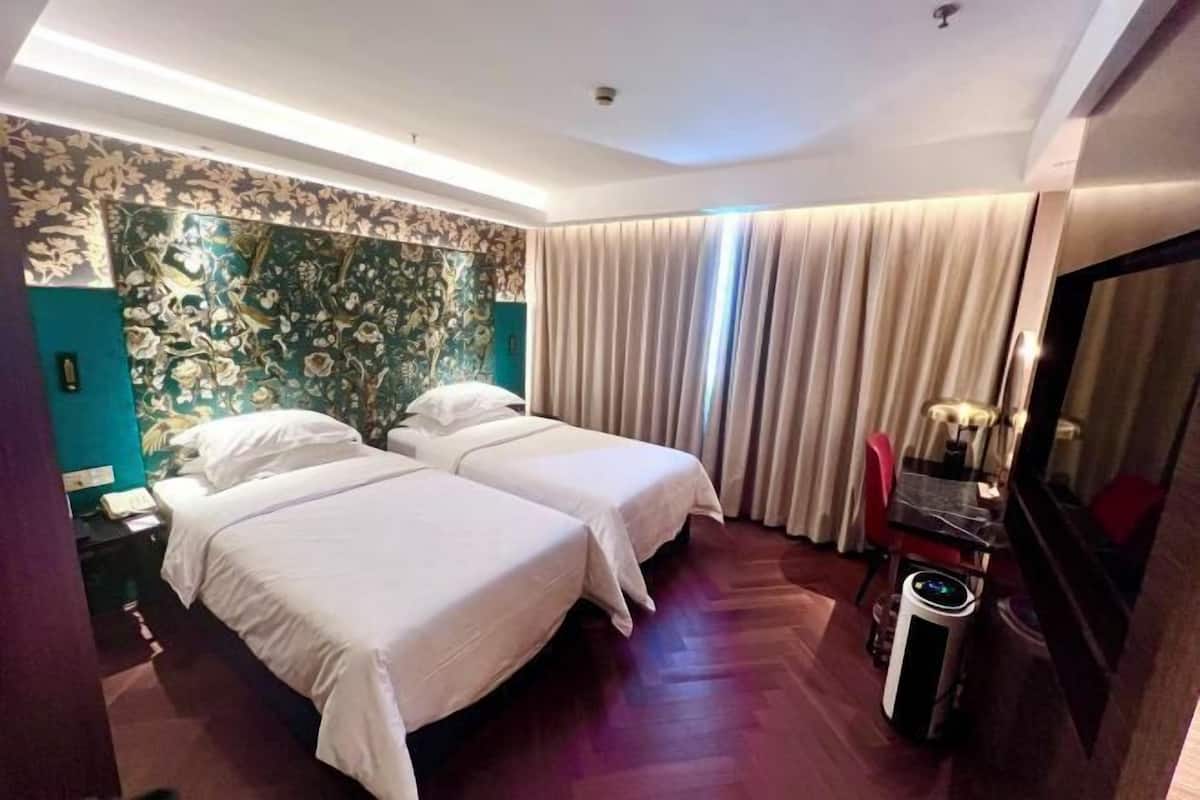 1 habitación, caja de seguridad en la habitación y escritorio
