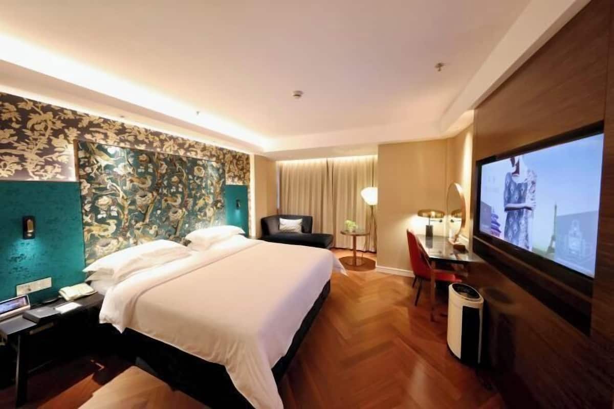 1 habitación, caja de seguridad en la habitación y escritorio