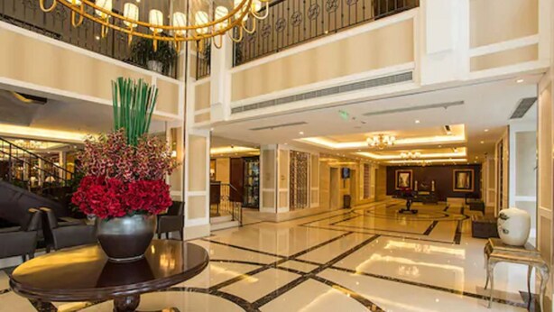 A spacious lobby with a high ceiling, a central chandelier, and a polished marble floor. - Metropolo Shanghai Minhang Hotel (Shanghai)
