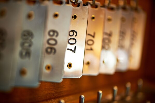 A series of metal tags with numbers, likely used for identification or organization. - La Pérouse Nantes (Nantes)