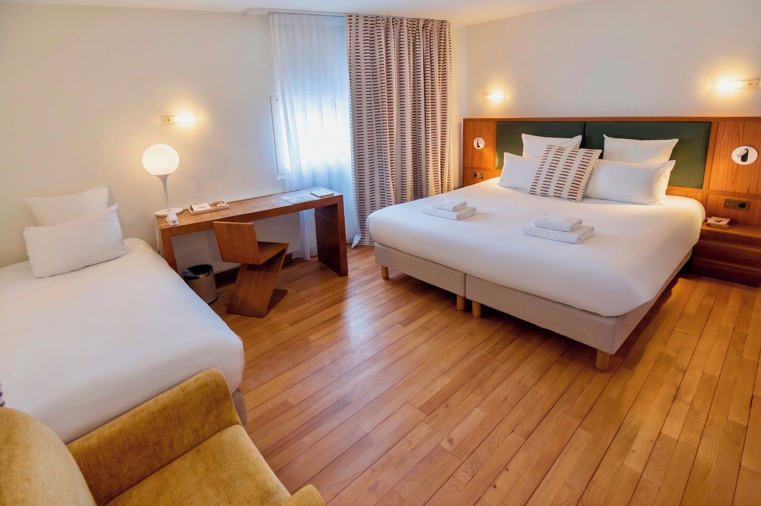 Habitación triple | Ropa de cama de alta calidad, caja fuerte, mobiliario individual