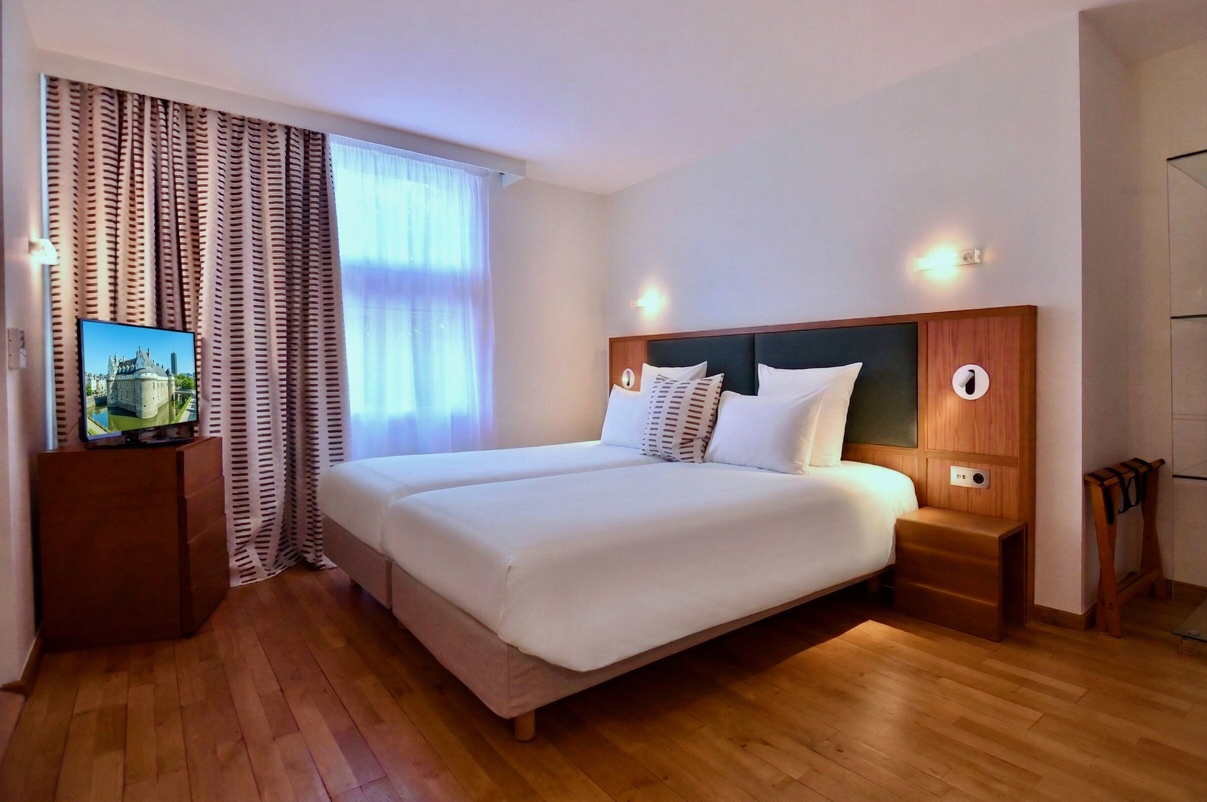 Habitación Club doble | Ropa de cama de alta calidad, caja fuerte, mobiliario individual