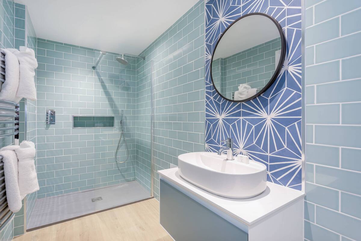 luxury twin room, river view | bathroom | combined shower/bathtub, free toiletries, hair dryer, bathrobes