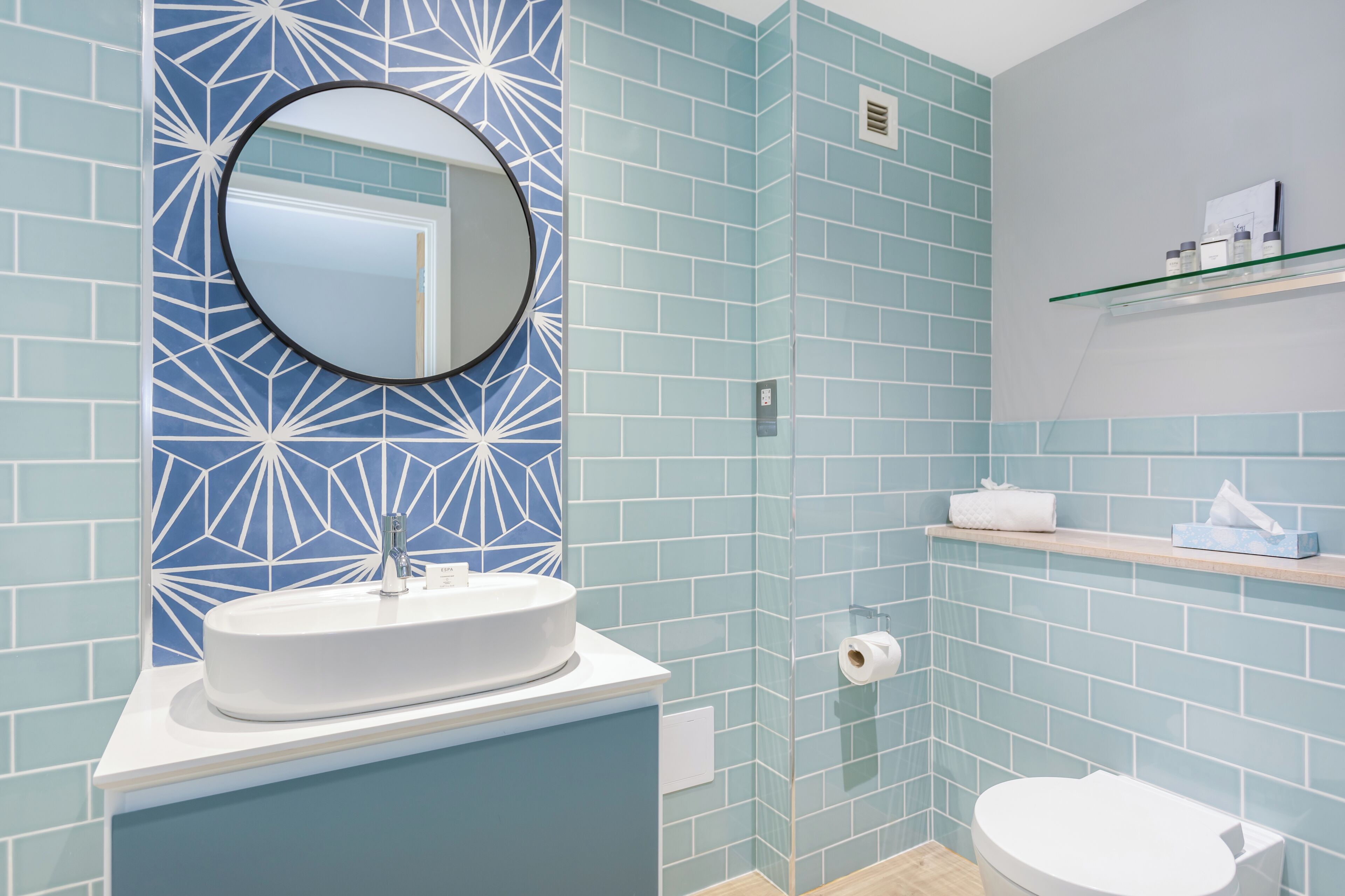 luxury double room, river view | bathroom | combined shower/bathtub, free toiletries, hair dryer, bathrobes