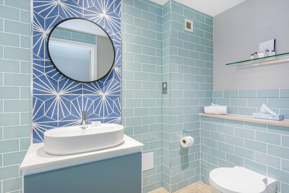 luxury double room, river view | bathroom | combined shower/bathtub, free toiletries, hair dryer, bathrobes