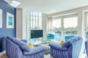 Suite Luxe, 3 chambres, vue fleuve | Coin séjour | TV connectée de 43 pouces avec chaînes numériques