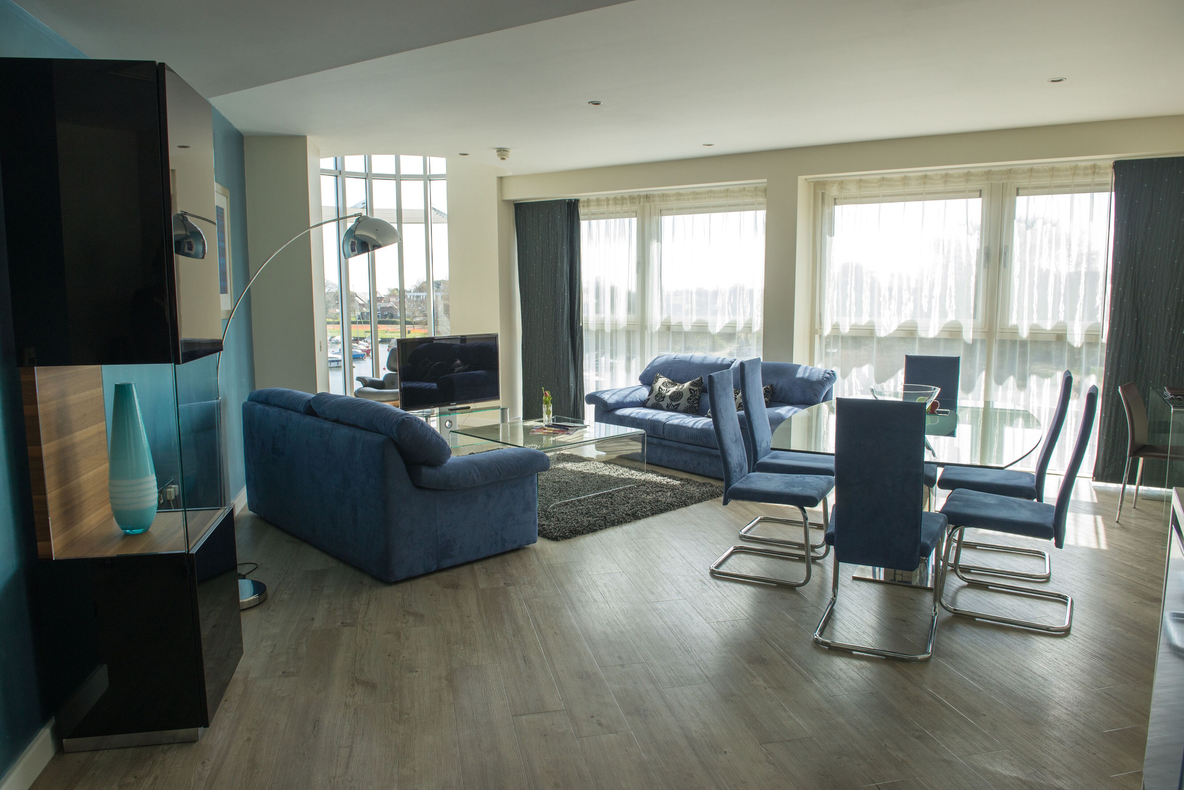 luxury suite, 3 bedrooms, river view | living area | plasma tv