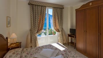 Camera doppia, vista lago | Copriletto in piuma, minibar, una cassaforte in camera, una scrivania