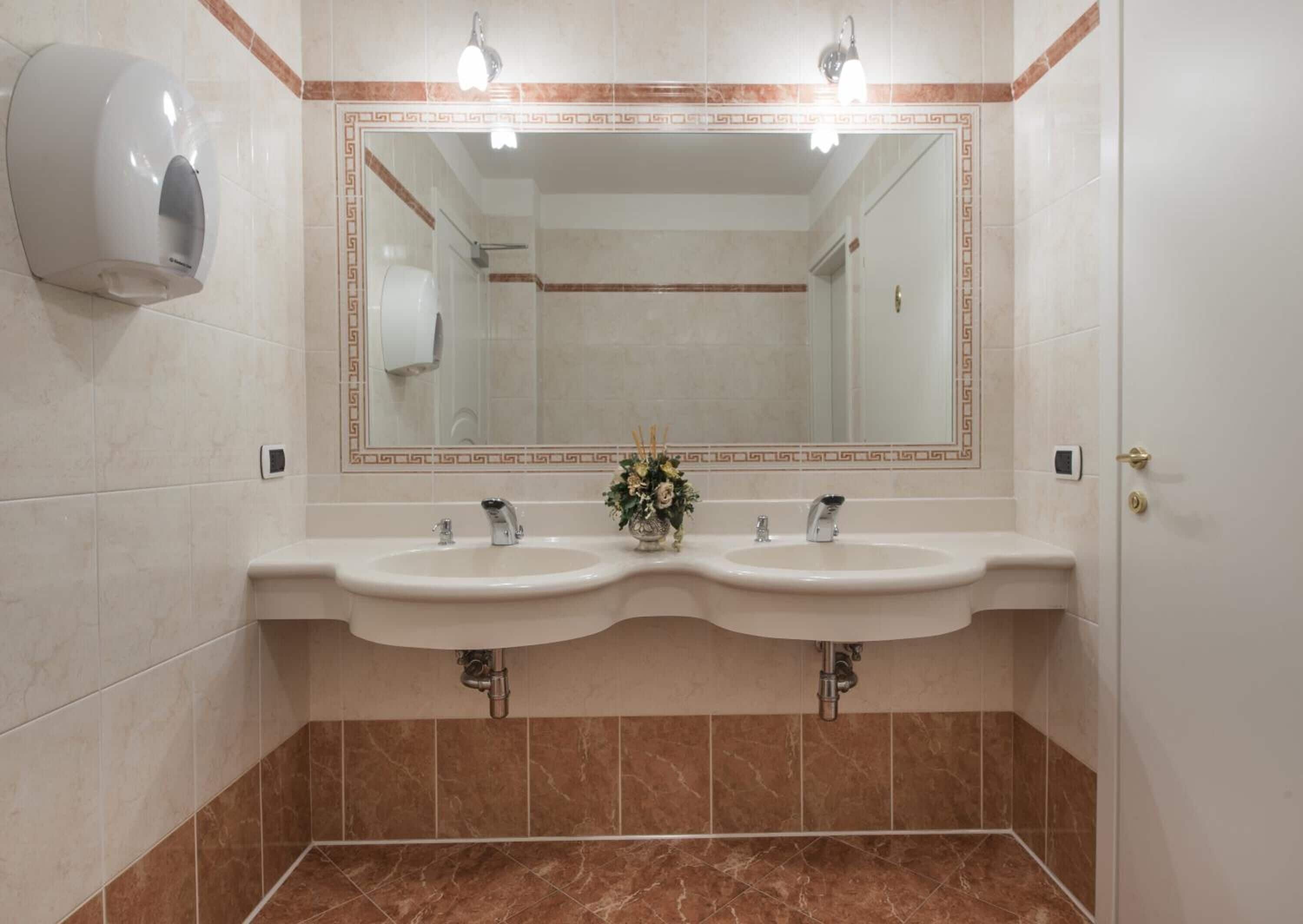 shower, free toiletries, hair dryer, bidet