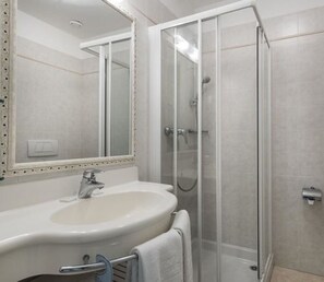 Shower, free toiletries, hair dryer, bidet - Hotel La Perla (Tremezzina)
