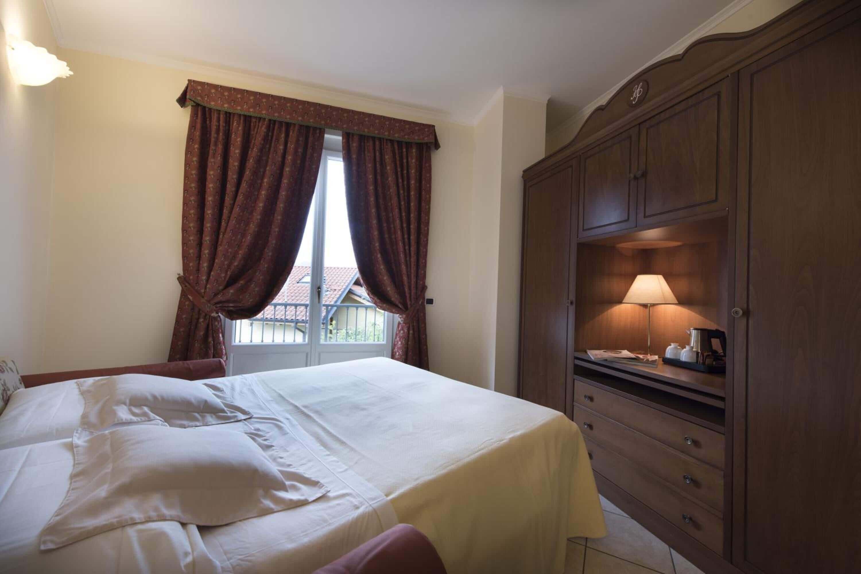 family suite, 1 double bed with sofa bed | down duvets, minibar, in-room safe, desk