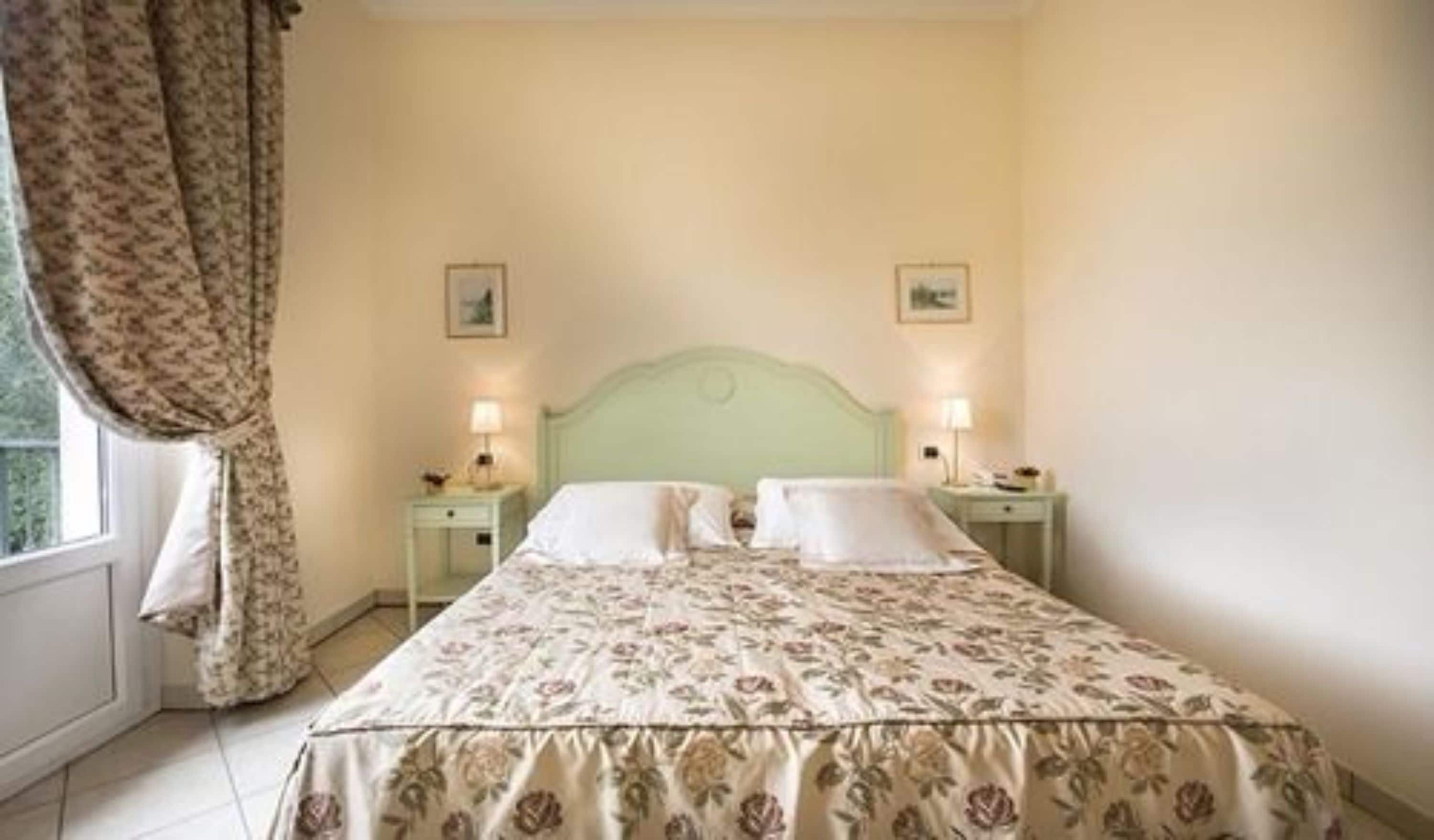 standard double room, garden view | down duvets, minibar, in-room safe, desk