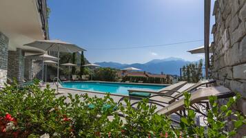 Alberca al aire libre y camastros