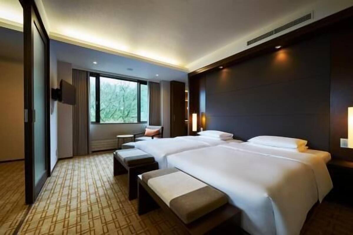 Hypo-allergenic bedding, minibar, in-room safe, desk