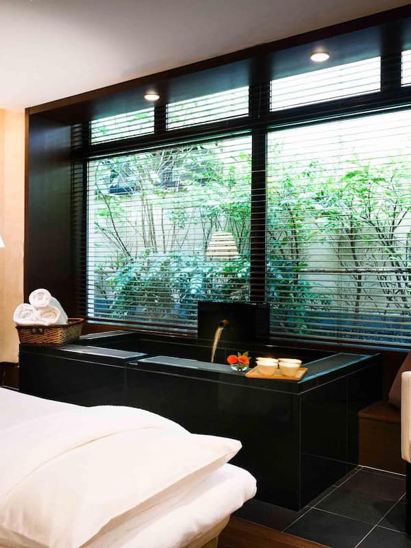 Couples treatment rooms, hot springs, body treatments, hydrotherapy