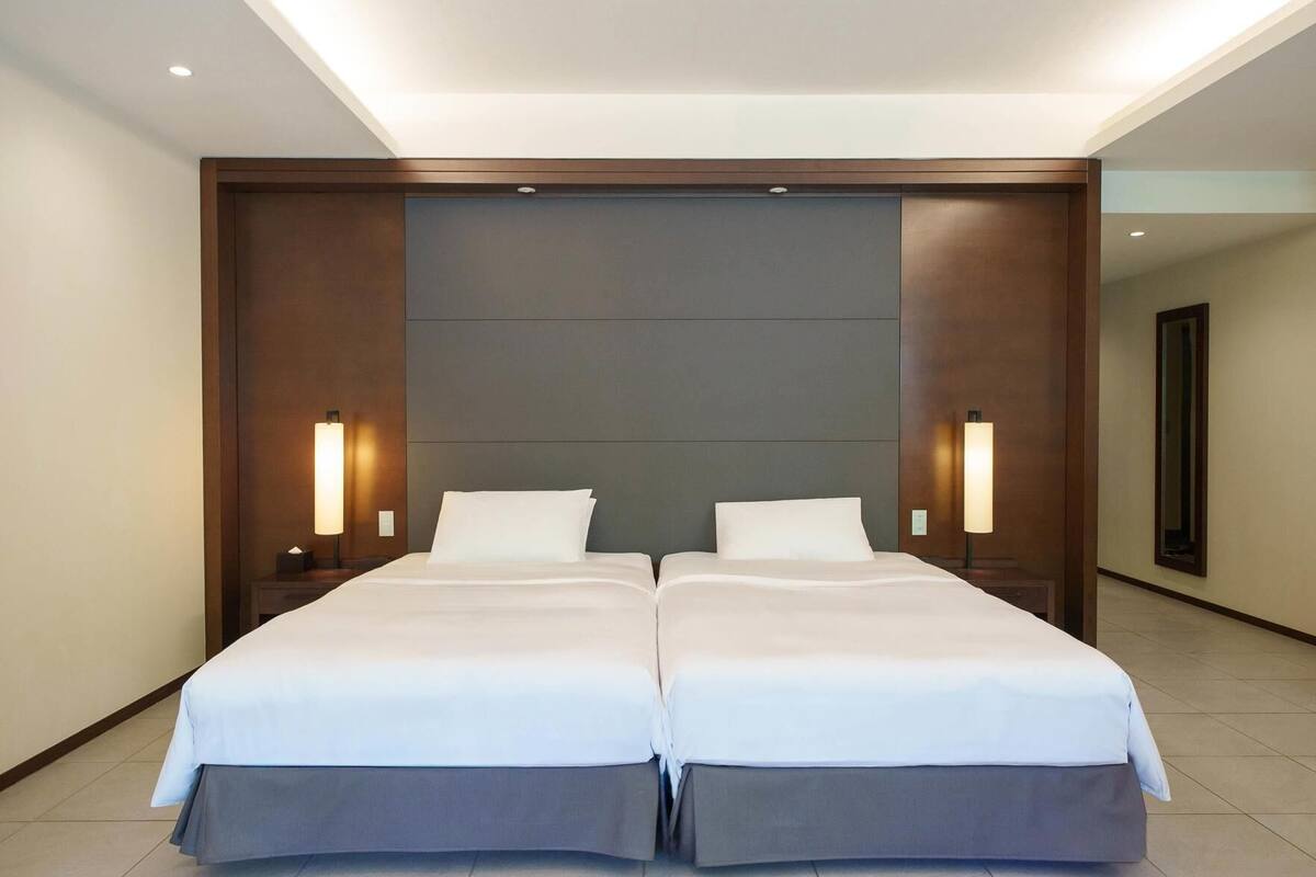 Ropa de cama hipoalergénica, minibar, caja fuerte y escritorio